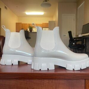 Stylish White Chelsea Boots